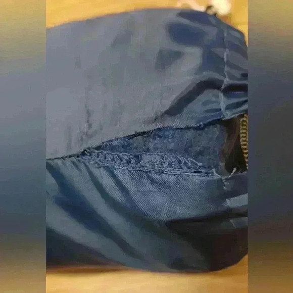 Air Transat Comfort Kit Fleece Blanket, Sleep Mask and Inflatable Neck Pillow - Picture 7 of 7